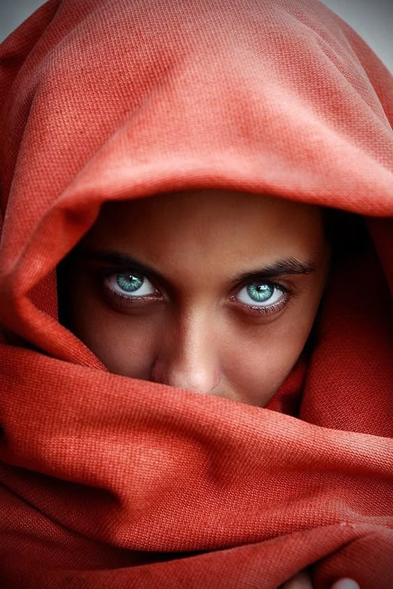Algumas pessoas possuem olhos tão fascinantes que são capazes de nos hipnotizar. Outras transmitem olhares tão marcantes que dizem mais do que palavras podem expressar. As imagens que veremos a seguir vieram dos 4 cantos do mundo e refletem emoções, sentimentos, verdades… E os olhares mais fascinantes do planeta!