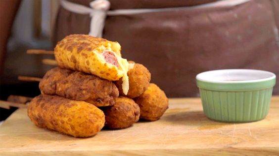 Receita com instruções em vÃdeo: Linguiça empanada no palito super crocante e deliciosa. Ingredientes: 1kg de batata rosa cozida, 2 ovos, Sal, Pimenta do reino, 240g de linguiça calabresa (fininha), 200g de queijo muçarela fatiado, Farinha de trigo para empanar, Ãleo para fritar
