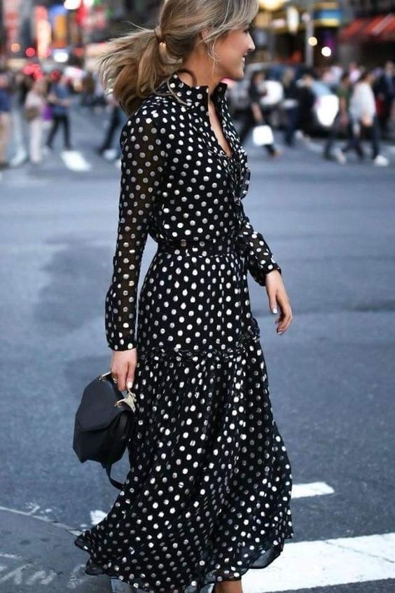 Um guarda-roupa inteligente é aquele que nos ajuda e oferece uma gama de looks sem estar cheio e que nos faz sorrir ao abri-lo por estar recheado de peças que nos fazem feliz, que combinam com nosso estilo e refletem quem somos de verdade!