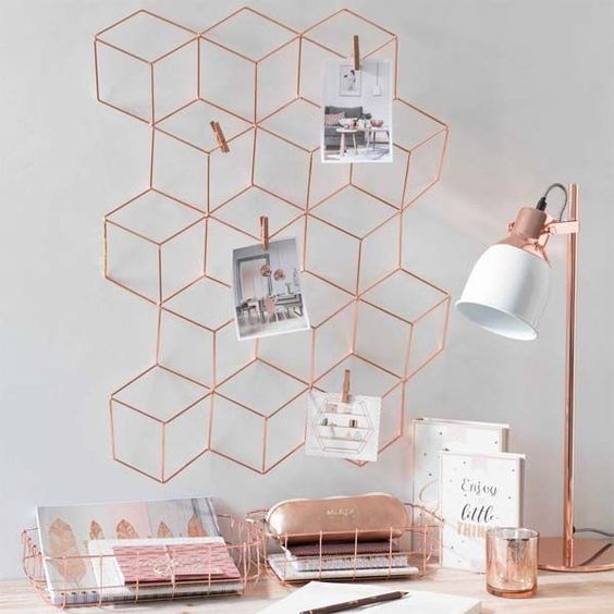 A tendência dos metálicos continua bombando, seja em roupas e acessórios ou na decoração de casa. E dentre eles, o queridinho do momento é rose gold, uma mistura linda de rosa com dourado, como o próprio nome denuncia. Assim como o cobre (que inclusive é muito parecido com o rose gold), é uma nova opção para substituir o prateado e dourado de sempre. O rose gold é elegante e moderno,...