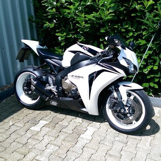 Clean CBR1000RR S/O @hondafireblade1000 Go check out his page! #cbr1000rr#fireblade#honda