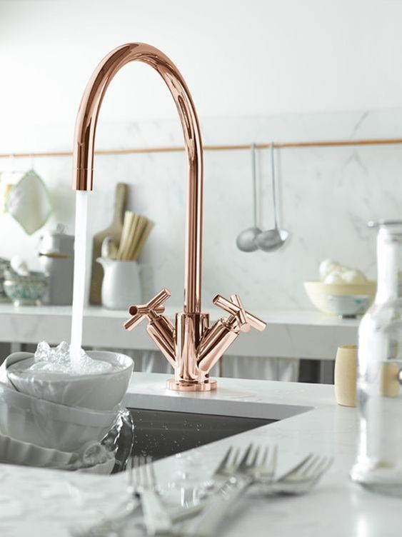 Já que estamos no Outubro Rosa, nos inspiramos no tema e resolvemos mostrar um pouco da tendência do Rose Gold, que está cada dia mais forte e com mais opções lindas para decorar a casa inteira! O tom metalizado começou a aparecer aos poucos e agora já podemos vê-lo em vários itens do mobiliário, desde acessórios …