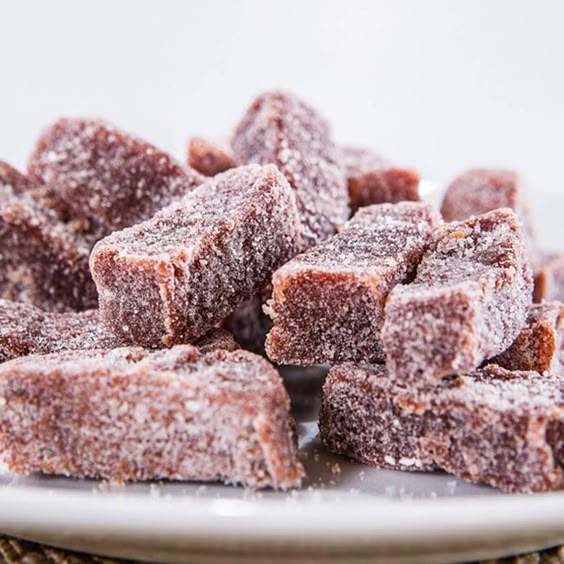 Quer aprender como fazer doce de banana em barra, igual aqueles que vendia antigamente nas mercearias? Veja como é fácil fazer a receita de doce de banana em barra caseira. Se você queria aquela receitinha de doce de banana em barra que dá ponto de corte que é conhecido como doce bananinha, você está no lugar certo!