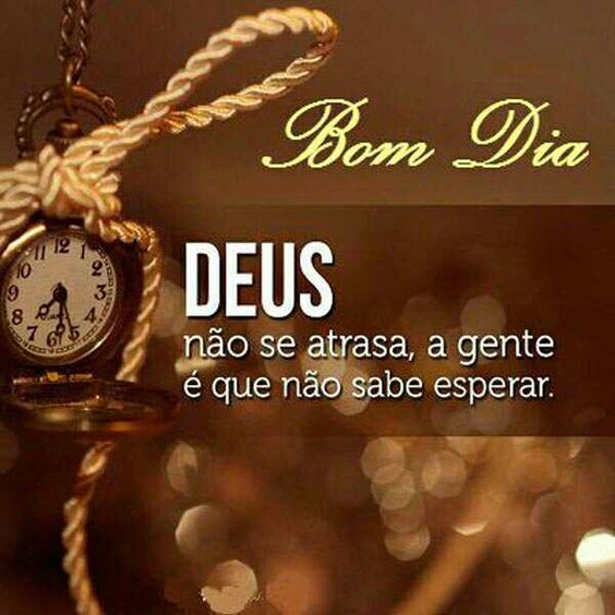 Relógio antigo na imagem.