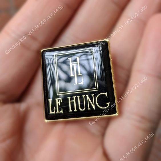 Pin cài áo logo công ty hình vuông tô màu đen