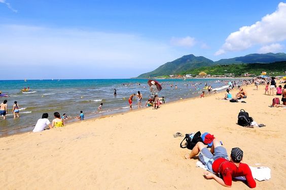 Bãi biển đẹp thu hút rất nhiều khách du lịch