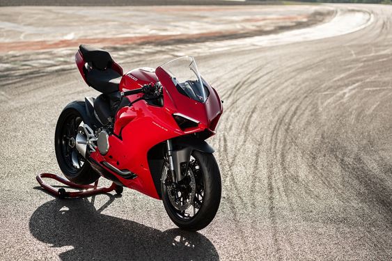 Ducati showcased its 2020 product line-up at its World Premiere 2020 event conducted on October 23rd. Out of the three new bikes was the Panigale V2.