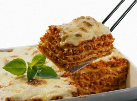 A lasanha à bolonhesa é a mais difundida das lasanhas. Porém, esta receita vai além da tradicional lasanha à bolonhesa e acrescenta molho branco a preparação, que a torna espetacularmente diferente. Mude os hábitos. Arrisque-se e faça sucesso! #food #cybercook #receita #recipe #comida #lasanha #lasagna #pasta #massa