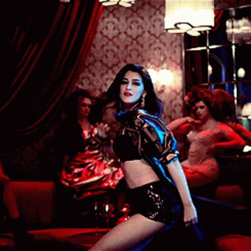 Kriti Sanon Dance GIF - KritiSanon Dance Shorts - Discover & Share GIFs