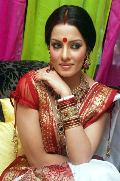 Beautiful Celina Jaitley in traditional Maha Ashtami Morning Look