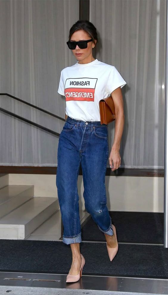 E para quem pensa que o outfit com t-shirt e calça jeans não pode ser chic, aqui está a prova do contrário. Com a blusa pra dentro da calça e um scarpin, o mood fashion é certeiro. Victoria Beckham - t-shirt-mom-jeans - mom-jeans - verão - street style