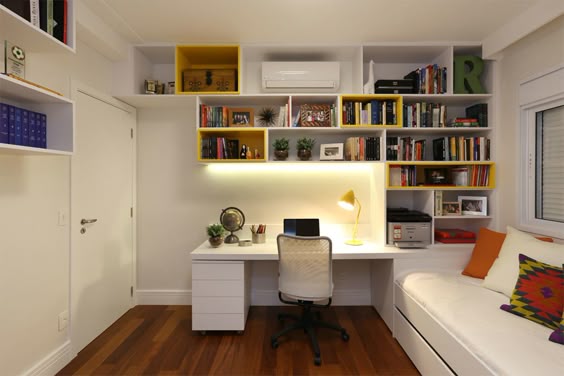 O home office no quarto pode ser montado aproveitando os espaços da parede e otimizando a função dos móveis. Na imagem a escrivaninha serve também como mesa de cabeceira.