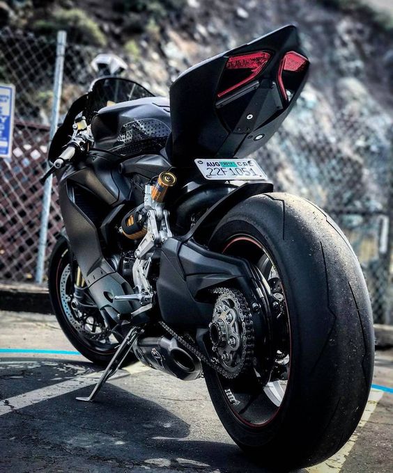 — motorcycles-and-more: Ducati 11 Panigale
