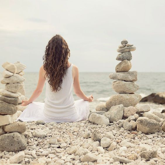 El reiki es un sistema de sanación espiritual y física, de origen japonés, que se hace a través de las manos. Es posible realizar el reiki a distancia.