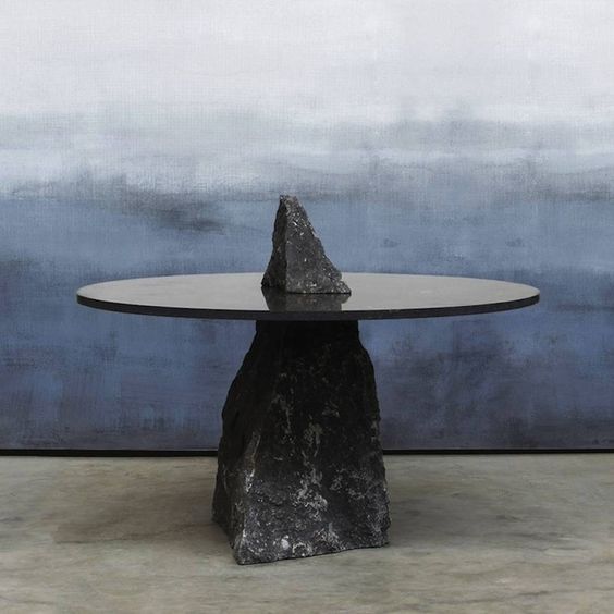 Dutch designer Lex Pott imagined a furniture collection titled Fragments for the design platform The Future Perfect. Three of the pieces are tables that play on the idea of fragmented stones. In fact, each coffee tables is held by feet made of big black stones’ blocks. These interior furnitures creates a dialogue between an irregular nature and a polished geometry.
