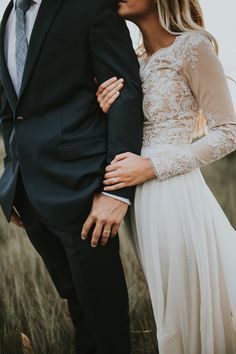 Obsessed with this lace-sleeved wedding dress by Leanne Marshall | Image by Autumn Nicole Photography