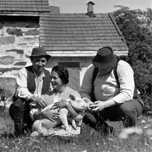 Näyttelijät Esko Hukkanen, Anneli Sauli ja Pertti Kelkka. Televisioteatterit, näytelmät. Tulitikkuja lainaamassa 1972.