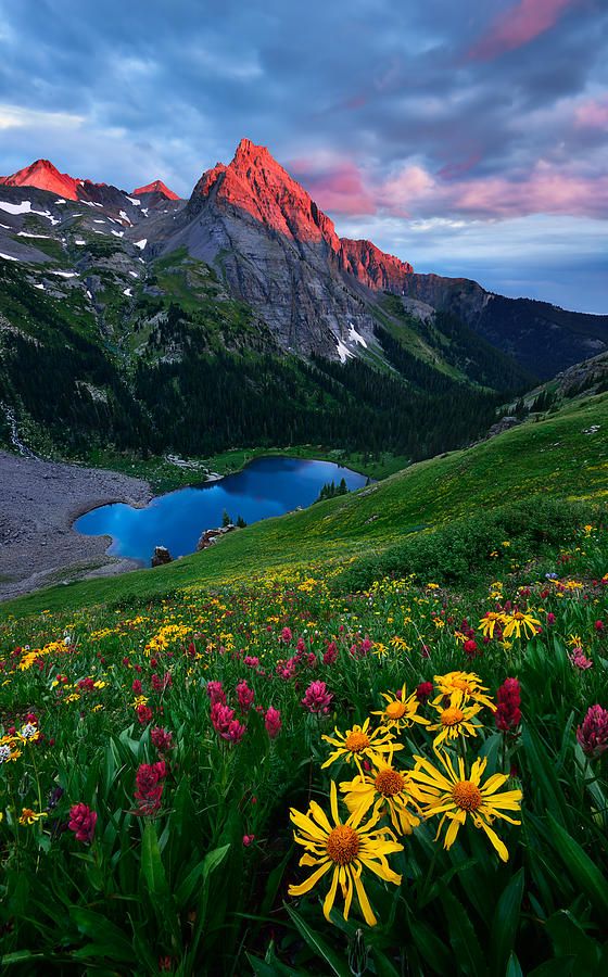 This is the most beautiful scenery I have ever seen in Colorado. It was not easy to get to this spot to take pictures because of the steep slope and very limited spaces for my feet and tripod, but it was absolutely worthwhile.