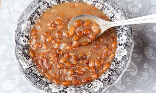 Bruna bönor till fläsk. Egna hemkokta bruna bönor blir goda och billigare än köpta.
