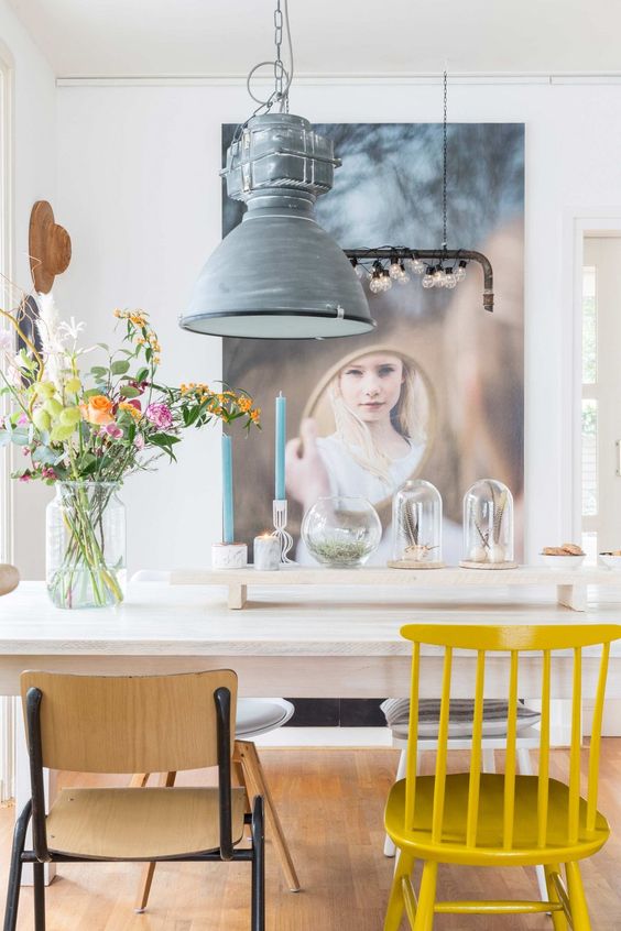 Eethoek met fotobehang en een gele stoel | Dining area with photo wallpaper and yellow chair | vtwonen 08-2017 | Fotografie Hans Mossel | Styling Sabine Burkunk