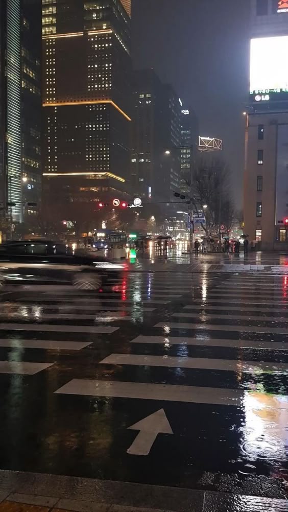 Blurry city pics in 2022 | Rain photography, Weather wallpaper, Aesthetic wallpapers