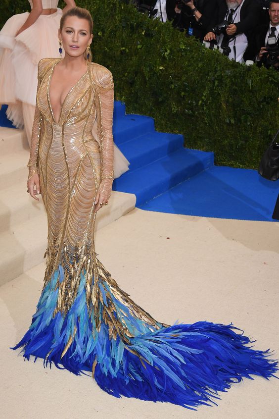 Blake Lively al Met Gala aveva un abito da uccello del paradiso. Un sogno!
