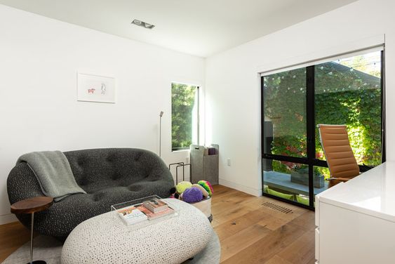 A New House Arrives In The Venice Neighborhood Of Los Angeles
