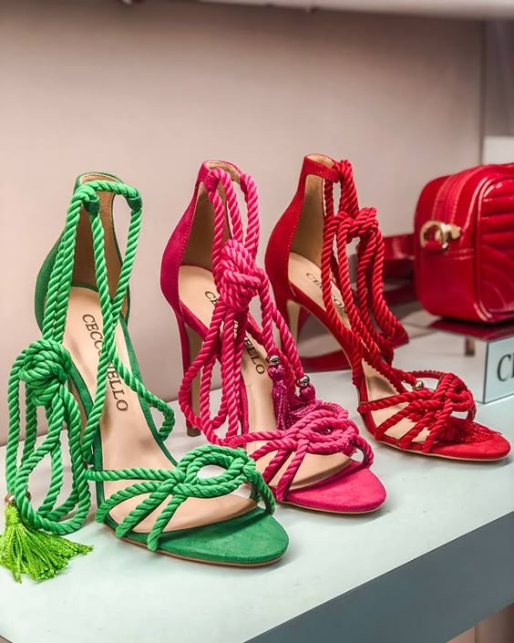 Tendência Sapatos Verão 2019. Sandálias. Moda 2019. Verão. Moda feminina. Sandálias. Cordas. Cores vibrantes. Sandália verde. Sandália pink. Sandália vermelha. Materiais naturais. Sandália de salto.
