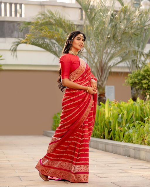 Aishwarya Lekshmi on Instagram: "Aishwarya Lekshmi.. Poonguzhali.. Outfit @ekayabanaras Jewellery @kishandasjewellery @aishu__ for #PS1 Audio and Trailer Launch @madrastalkies @lyca_productions Creative direction & Styling : @ekalakhani Eka’s team : @malinikarthikeyan @themisvanessa @nivedidha_koliyot @nupur_p @arzoonagraik Additional wardrobe assistants : @lostsagisoul @raghunathaishwarya @mystica_here Aishwarya’s team Sourcing of saree and additional styling : @niru05_raghupathy Makeup and hair : @rachelstylesmith Photographed by @kiransaphotography #PS1 #PonniyinSelvan #AishwaryaLekshmi #TeamE #EkaLakhani #Poonguzhali"