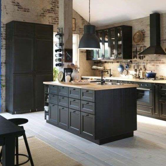 Meubles de cuisine vitrés et façon apothicaires apportent la touche d'authenticité recherchée dans une maison de campagne