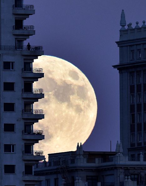 14 Unbelievably Beautiful Photos Of This Week\'s Supermoon