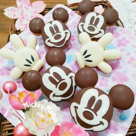 今や大人気のディズニーシリコンモールド 色的には混ぜる必要がなく楽なミッキーですが 外し方を間違うとパーツが折れてしまって残念なことに チョコの量を増やして厚みを持たせる手もありますが そうなると今度は固くて食べにくい チョコとマドレーヌの 今や大人気のディズニーシリコンモールド 色的には混ぜる必要がなく楽なミッキーですが 外し方を間違うとパーツが折れてしまって残念なことに チョコの量を増やして厚みを持たせる手もありますが そうなると今度は固くて食べにくい チョコとマドレーヌの
