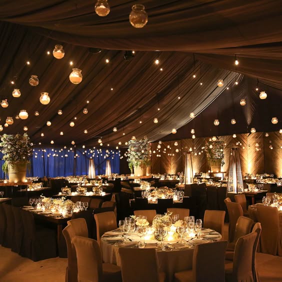 Detalle de luces en techo. Decoracion de mesas sencilla. Peter de Anda – Wedding Planner