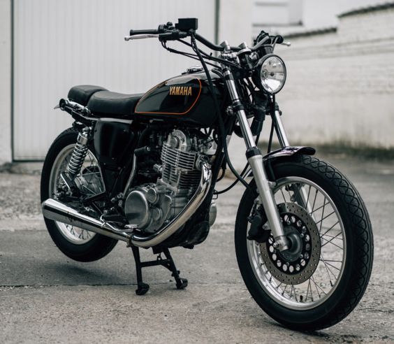 The Toma Customs Yamaha SR400 - A Minimalist Daily Rider