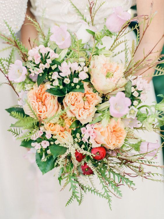 Ein Wundervolles Accessoire Direkt Von Der Wiese Wildblumen Im Brautstrauss Braut Blumen Hochzeitsblumen Brautstrauss