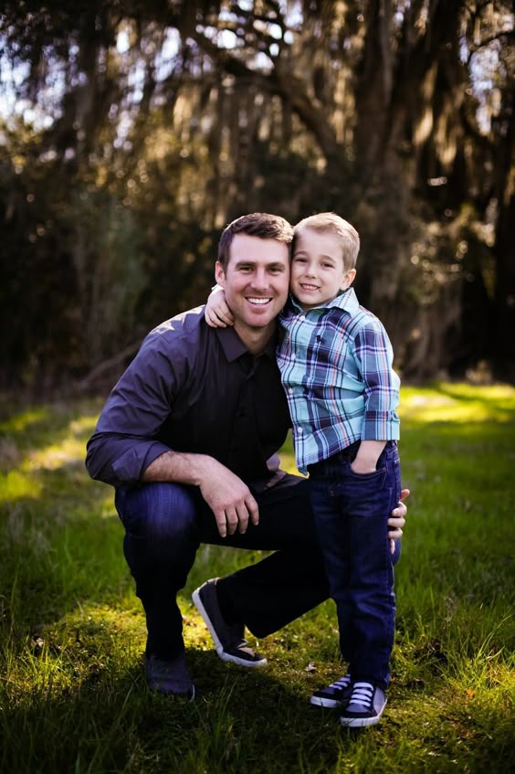 Posing ideas for father and son photos during family photography session outdoor inspirations