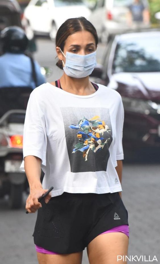 A few weeks earlier, the fans and well-wishers of Malaika Arora were worried when she announced about having diagnosed with COVID-19. However, the good news is that the B-town diva has recovered now and is hale and hearty. Malaika was also spotted stepping out of her residence to meet sister Amrita Arora a few days earlier. Being a fitness enthusiast, the Chaiyya Chaiyya fame actress seems to have begun her usual workout routine already and her latest pictures are proof. Yes, you heard it right.