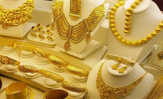 شهدت اسعار الذهب اليوم الأحد 25 10 2020 فى مصر استقرارا ملحوظا بالتزامن مع الإجازة الأسبوعية لسوق الصاغة ليسجل عيار 21 وهو الأكثر مبي Gold Gold Necklace Pearls