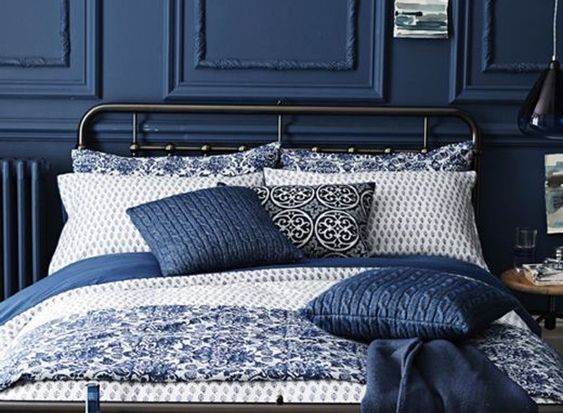 Os boiseries pintados de azul dão elegância ao quarto (Foto: Reprodução/Pinterest)