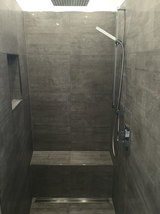 Begehbare Dusche, graue Fliesen in Betonoptik, geflieste Sitzbank - groe bodenfliesen Begehbare Dusche, graue Fliesen in Betonoptik, geflieste Sitzbank - groe bodenfliesen