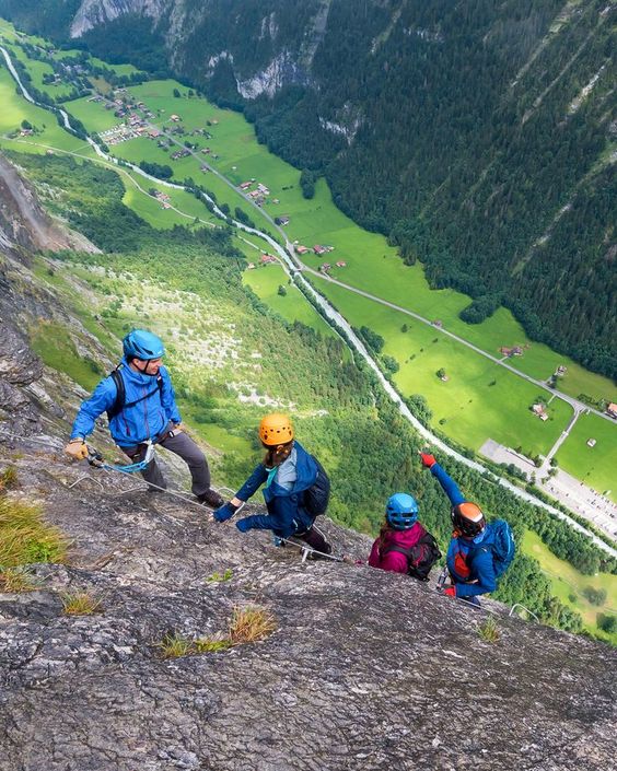 Group of people looking down in the valley of Lauterbrunnen while enjoying the Via Ferrata Mürren
