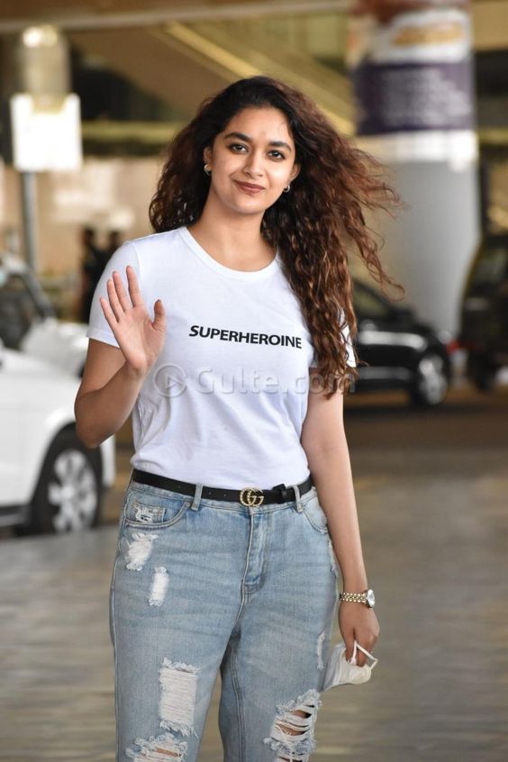 Airport Pics: Stunning Keerthy Suresh - Gulte