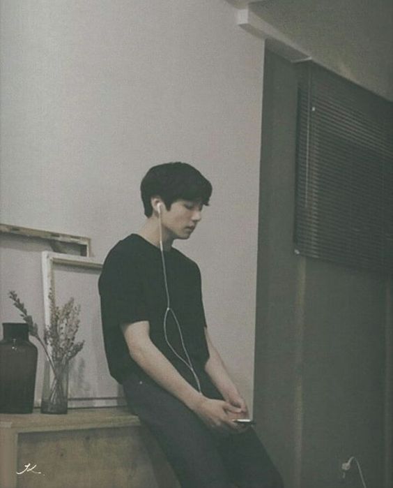 Why’s it so hard to find the boy with the headphones? Oh... maybe because I’m too busy with mine ✌