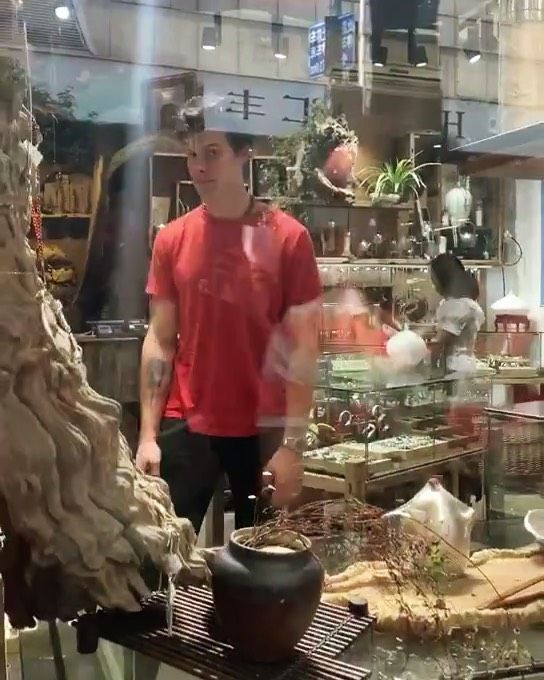 شون بالامس كان في محل للمجوهرات في شنغهاي الصين Shawn Was In Jewellery Yesterday In Shanghai China ғᴏʟʟᴏᴡ Shawnlenafandom Shawn Mendes Mendes Shawn