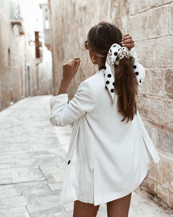 The polka dots will continue to be fashionable this season, mainly in black and white. This print we will see in blouses, pants, dresses, accessories, etc., and in all sizes from the smallest to the largest moles.