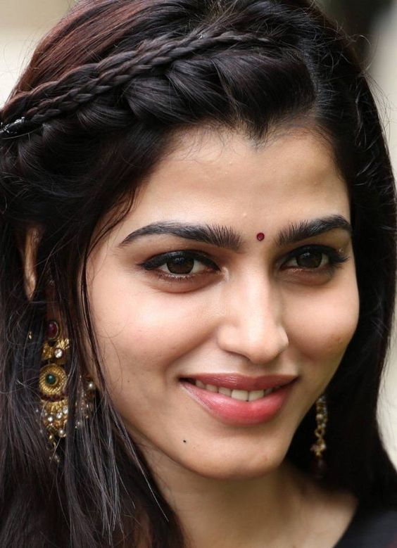 Glamorous Indian Girl Actress Sai Dhanshika Oily Face Closeup Smiling Photos