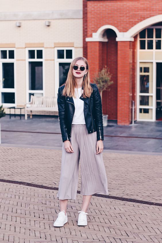 Wearing white sneakers with culottes in this outfit! // fashion blogger from Amsterdam, style, look, fashion, inspiration,