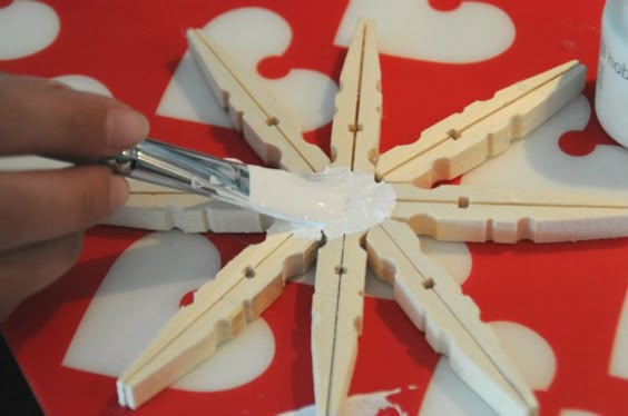 Kerstknutsel: ster maken van wasknijpers