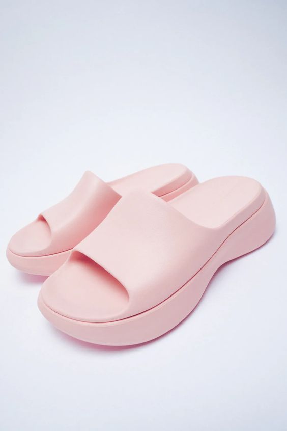 FLAT RUBBERISED SANDALS Zara