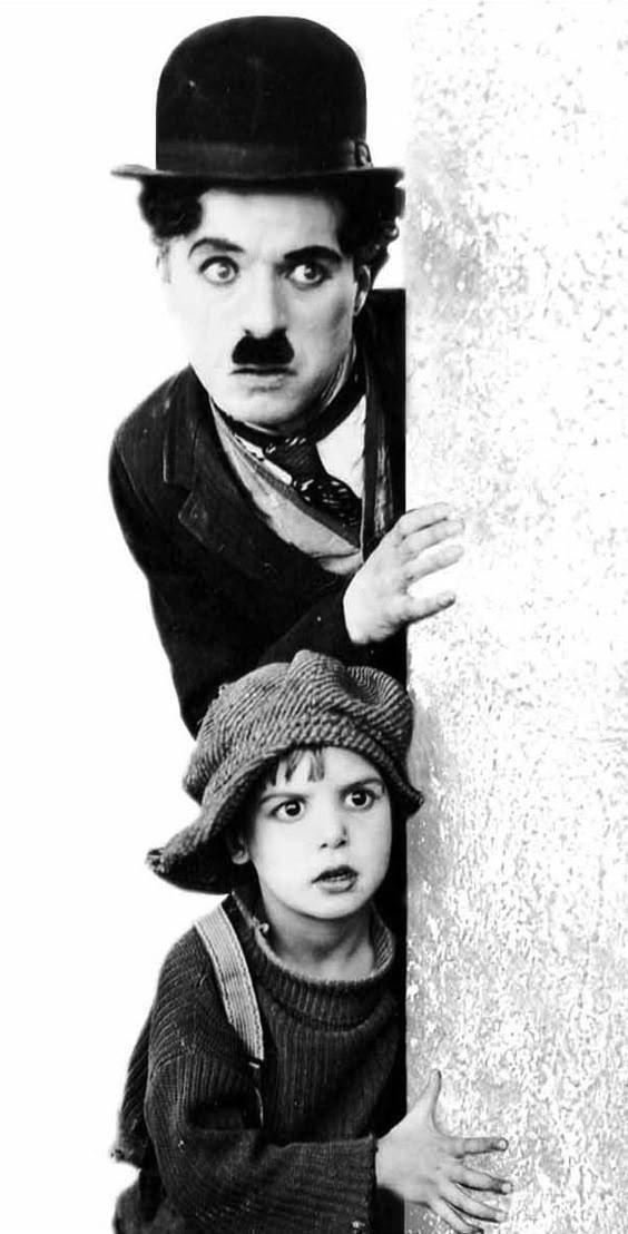 Pour s'émouvoir Charles Chaplin (April 16, 1889 - December 25, 1977) and Jackie Coogan (October 26, 1914 - March 1, 1984) in "The Kid", 1921. #still Ailleurs communication, www.ailleurscommunication.fr Jeux-concours, voyages, trade marketing, publicité, buzz, dotations